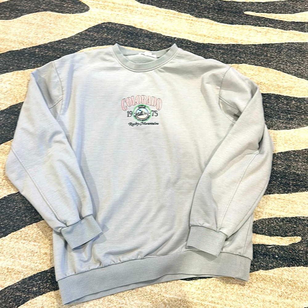 This is a very nice color gray from Colorado. It is 60% cotton 40% polyester.